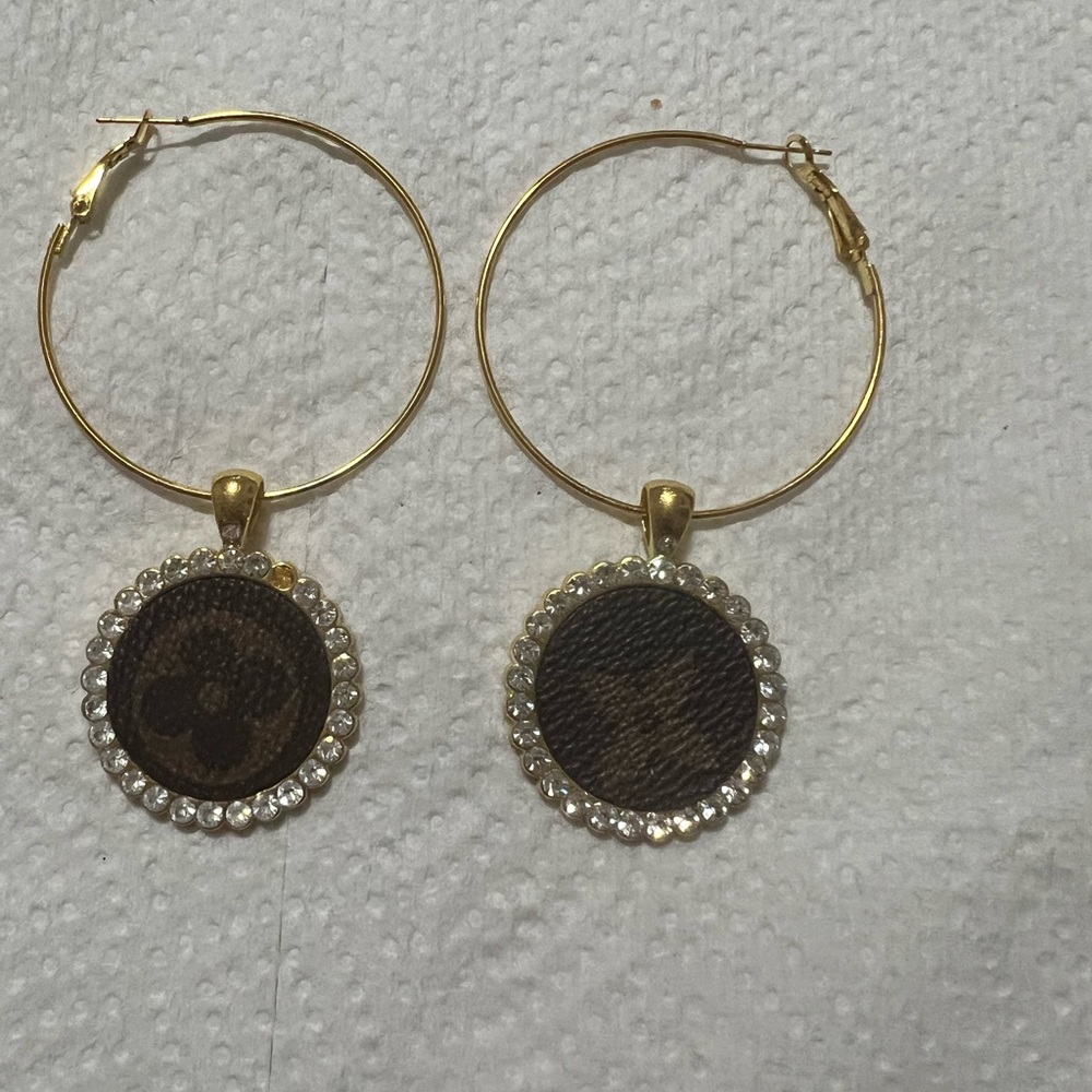 Beautiful gold tone brown rhinestones earrings